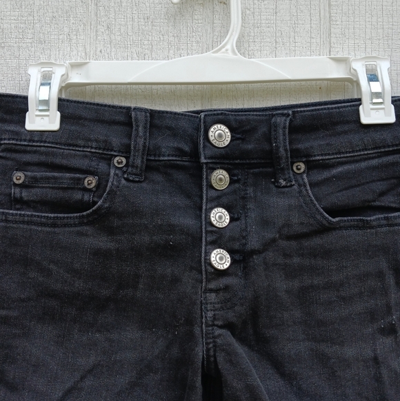 American Eagle Sz 2 Next Level Stretch Black Midi Denim Distressed Shorts - Picture 2 of 6